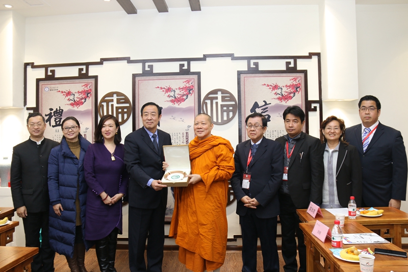 交流合作三:泰国海上丝绸之路孔子学院三所学校代表一行来访公司 (3).JPG